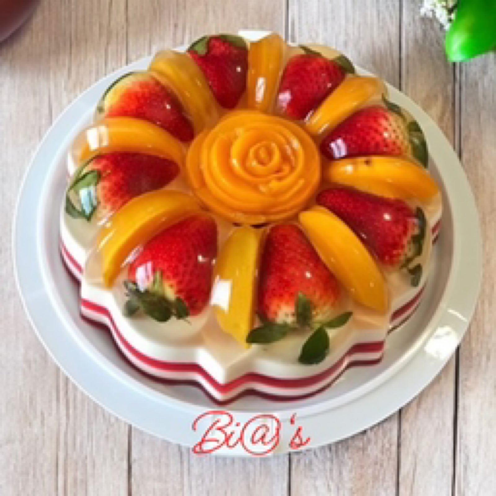Strawberry and peaches gelatin cake